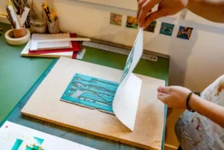 Atelier - linogravure sur sac - paris
