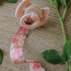 Attache sucette wood river rose