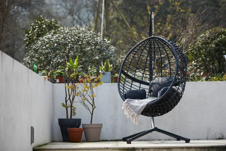 Auroa fauteuil suspendu en résine tressée noir