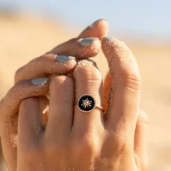 Bague fine médaillon soleil noir or