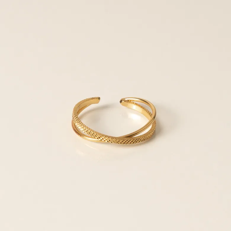 Bague réglable dorée croisée et texturée