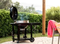 Barbecue à charbon kettle pro 57 cm sur chariot + housse de protection + rôtisso
