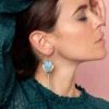 Boucles d'oreilles magnolia bleu pétrole