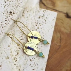Boucles d’oreilles pendantes martelées avec pierres de sodalite et amazonite