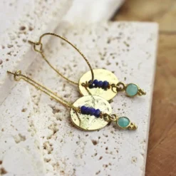 Boucles d’oreilles pendantes martelées avec pierres de sodalite et amazonite