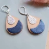 Boucles d'oreilles pendantes arty bleu klein