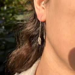 Boucles pilar traversantes plaqué or - chaînettes et plumes