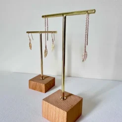 Boucles pilar traversantes plaqué or - chaînettes et plumes