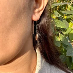 Boucles pilar traversantes plaqué or - chaînettes et plumes