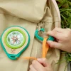 Boussole et mousqueton d'attache pour enfant bambou et bioplastique Hape