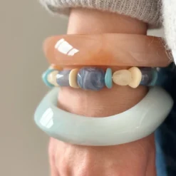 Bracelet jonc en résine mado colori bleu clair de 66mm Bleu clair