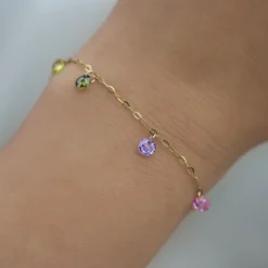 Bracelet multicolor avec breloques strass en zirconium