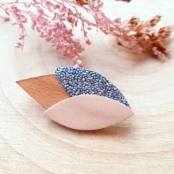 Broche en bois et cuir tulipe sirène