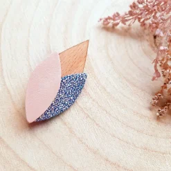 Broche en bois et cuir tulipe sirène
