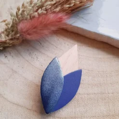 Broche en bois tulipe bleu klein