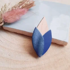 Broche en bois tulipe bleu klein