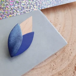 Broche en bois tulipe bleu klein