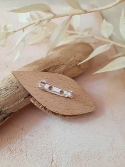 Broche en bois tulipe caramel