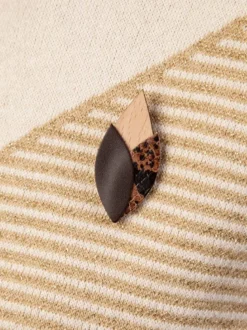 Broche en bois tulipe caramel