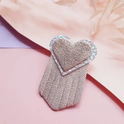 Broche en cuir coeur ex-voto glacial