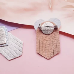 Broche en cuir coeur ex-voto glacial
