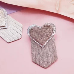 Broche en cuir coeur ex-voto glacial