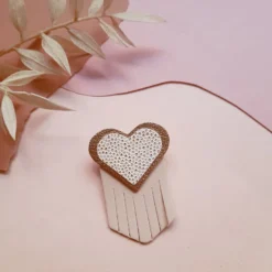Broche en cuir coeur ex-voto ivoire