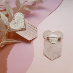 Broche en cuir coeur ex-voto ivoire