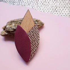 Broche tulipe prune en bois