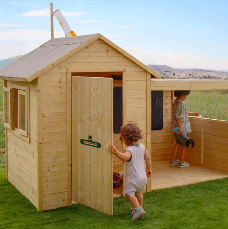 Cabane en bois avec préau sarah