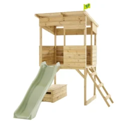 Cabane sur pilotis avec toboggan