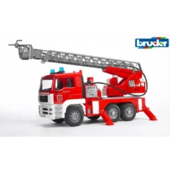 Camion de pompiers man avec pompe à eau
