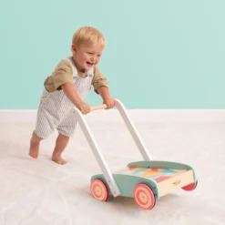 Chariot de marche avec cubes
