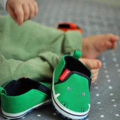 Chaussons bébé motif crocodile doux -