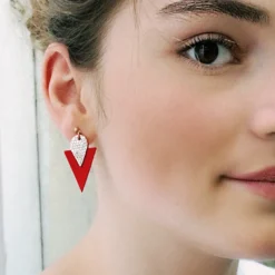 Clous d'oreille triangle en cuir rouge