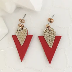 Clous d'oreille triangle en cuir rouge