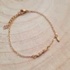 Coffret bijou duo contrasté – collier grenat et bracelet cube doré
