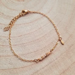 Coffret bijou duo contrasté – collier grenat et bracelet cube doré