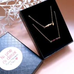 Coffret bijou duo contrasté – collier grenat et bracelet cube doré