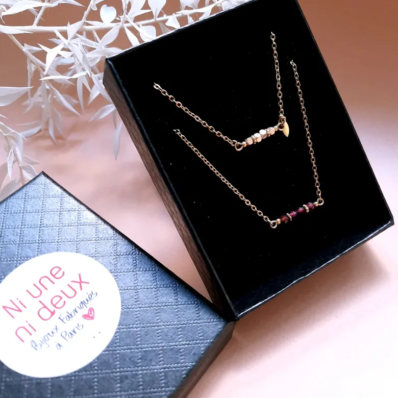 Coffret bijou duo contrasté – collier grenat et bracelet cube doré