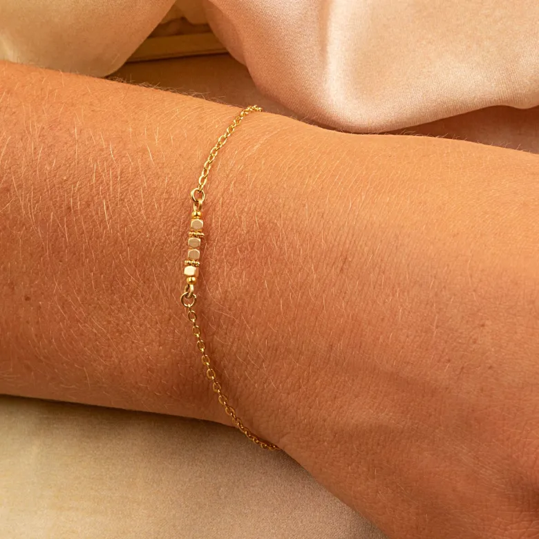 Coffret bijou duo contrasté – collier grenat et bracelet cube doré