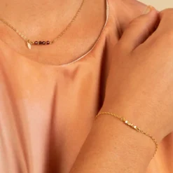 Coffret bijou duo contrasté – collier grenat et bracelet cube doré