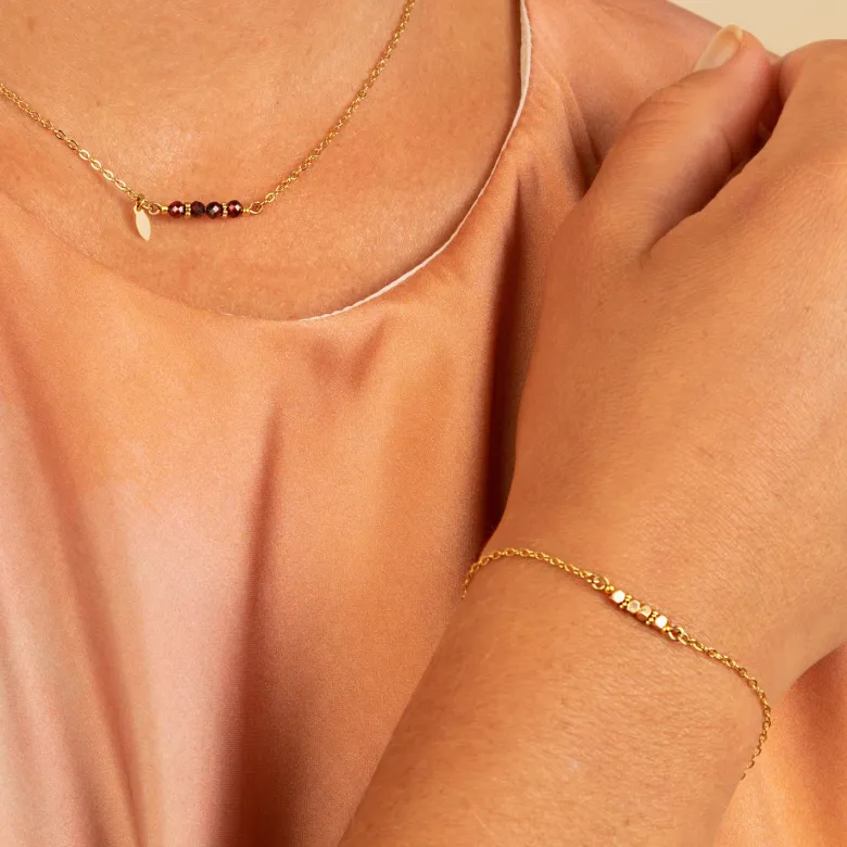 Coffret bijou duo contrasté – collier grenat et bracelet cube doré