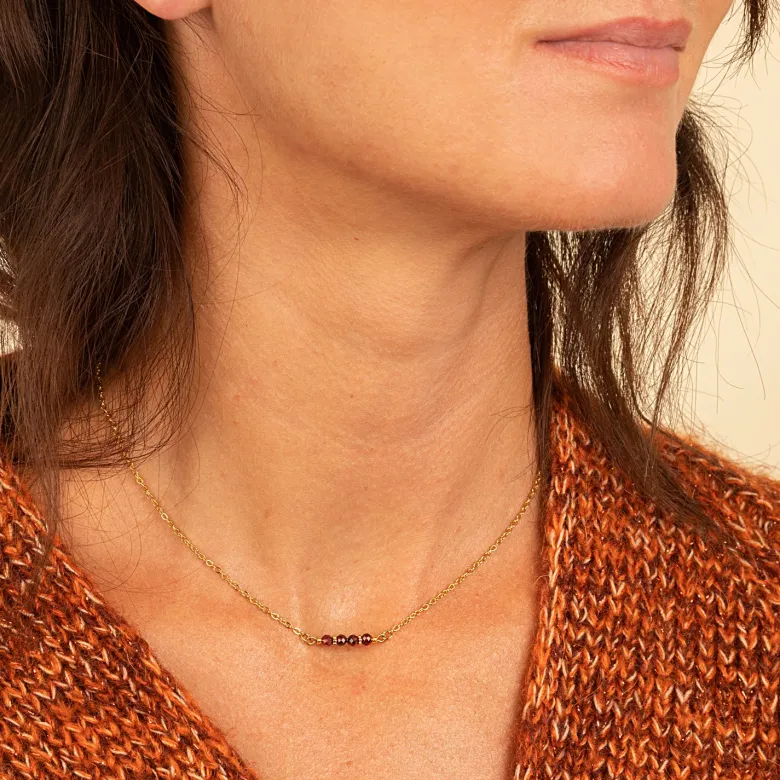 Coffret bijou duo contrasté – collier grenat et bracelet cube doré
