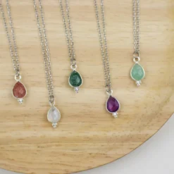 Collier améthyste violette et chaine en acier inoxydable couleur argent