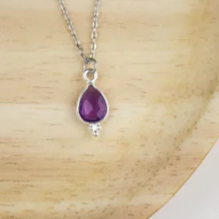 Collier améthyste violette et chaine en acier inoxydable couleur argent