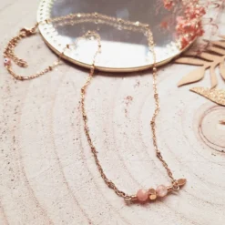 Collier court comète pierre lune rose