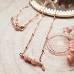 Collier court comète pierre lune rose