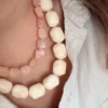 Collier en acier inoxydable doré et résine de coloris ivoire daphné Ivoire