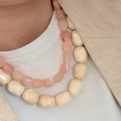 Collier en acier inoxydable doré et résine de coloris ivoire daphné Ivoire